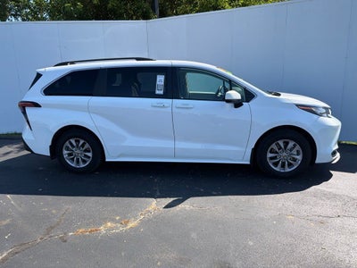 2022 Toyota Sienna LE 8 Passenger