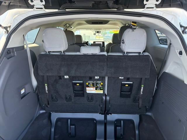 2022 Toyota Sienna LE 8 Passenger