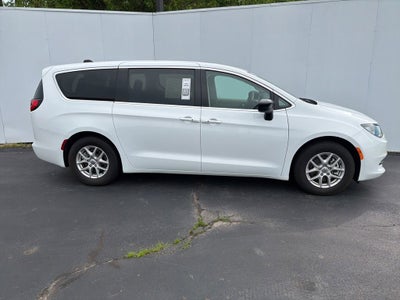 2024 Chrysler Voyager LX