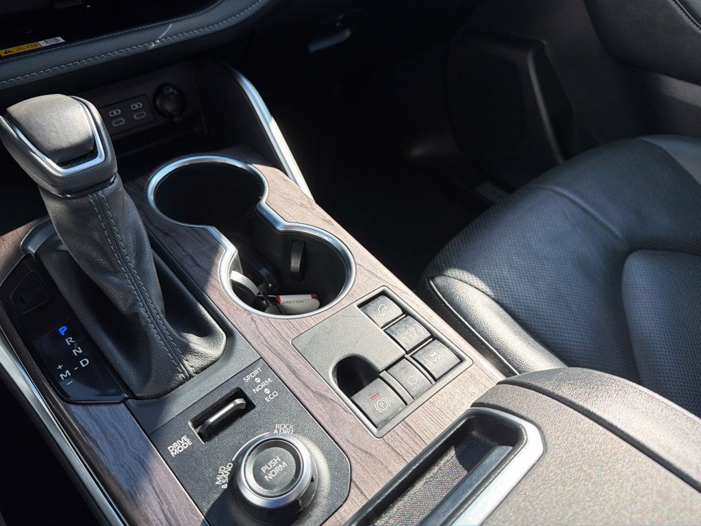 2025 Toyota Highlander LE