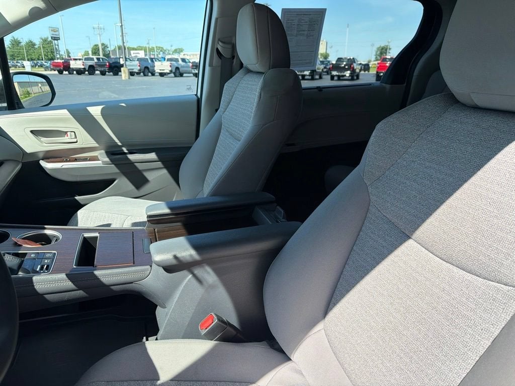 2022 Toyota Sienna LE