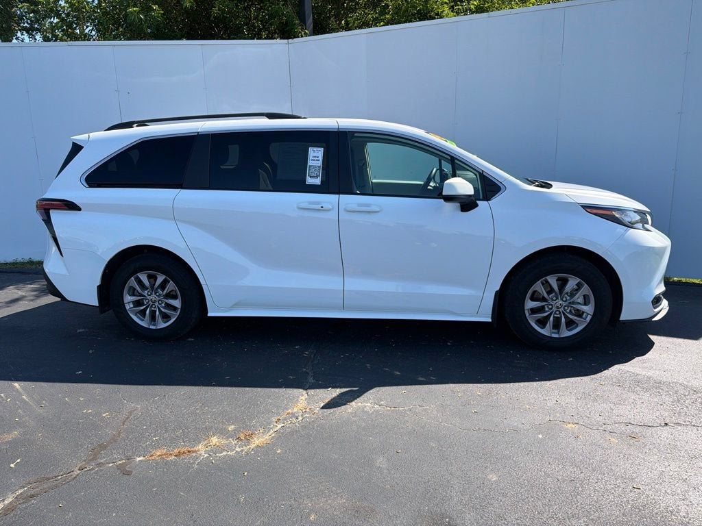 2022 Toyota Sienna LE