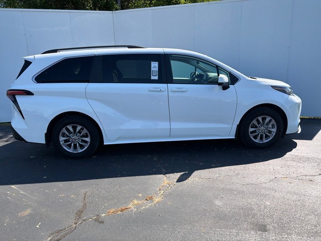 2022 Toyota Sienna LE