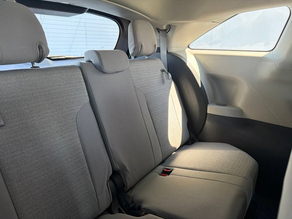 2022 Toyota Sienna LE