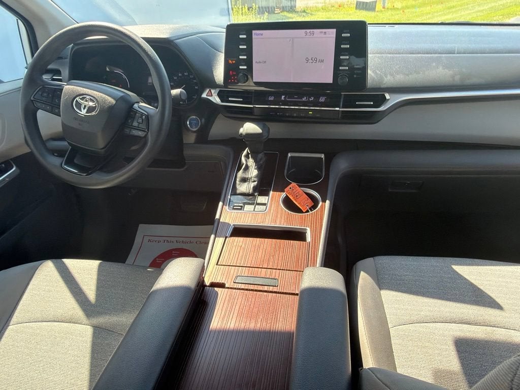 2022 Toyota Sienna LE